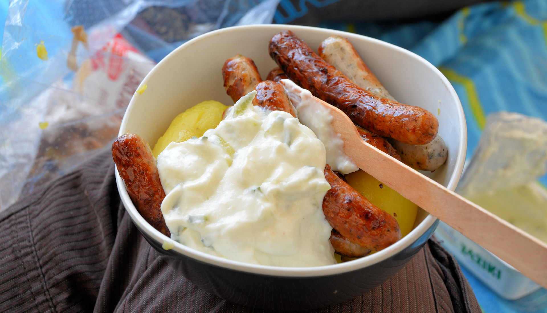 Mit einem Trangia Kochset zubereitete Würstchen, Kartoffeln und Zaziki