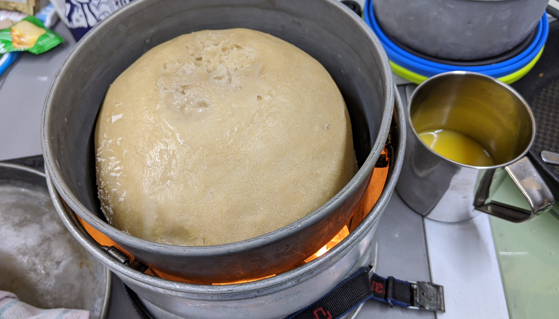 Brot back im Trangia mit Hilfe von Teelichtern