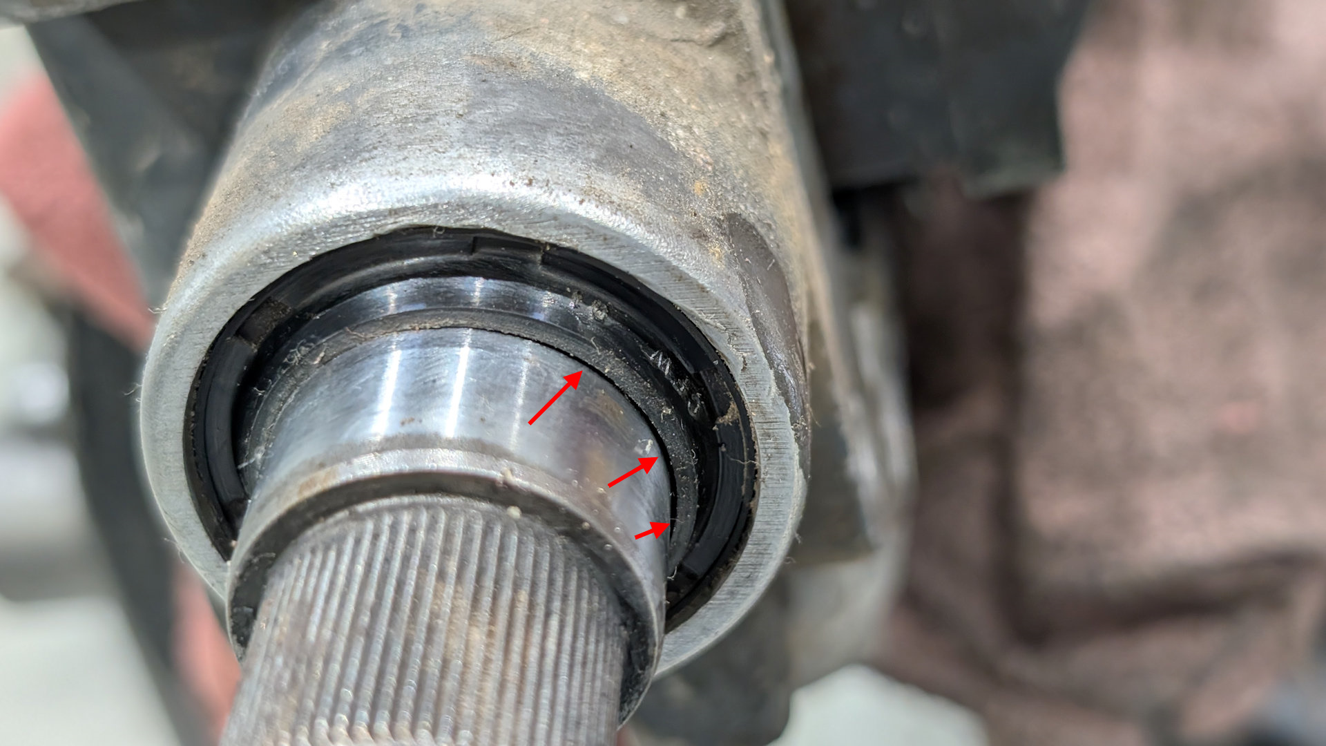 Detailaufnahme einer Dichtung vom ZF S6 Ecolite mit roten Pfeilen die einen Spalt markieren