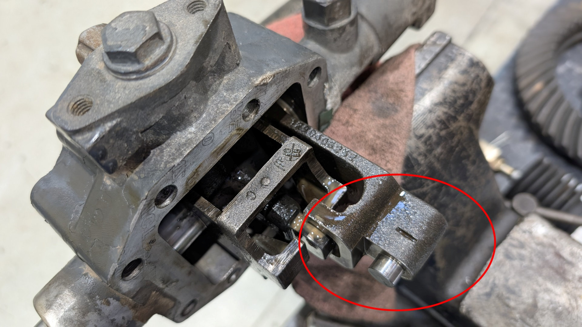 Schaltkopf vom S6-36/2mit rot markiertem Haken für Gang 5 + 6