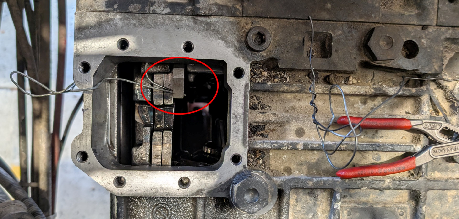 Blick in ein ZF S6-36/2 Getriebe mit abgenommenen Schaltgestänge Kopf