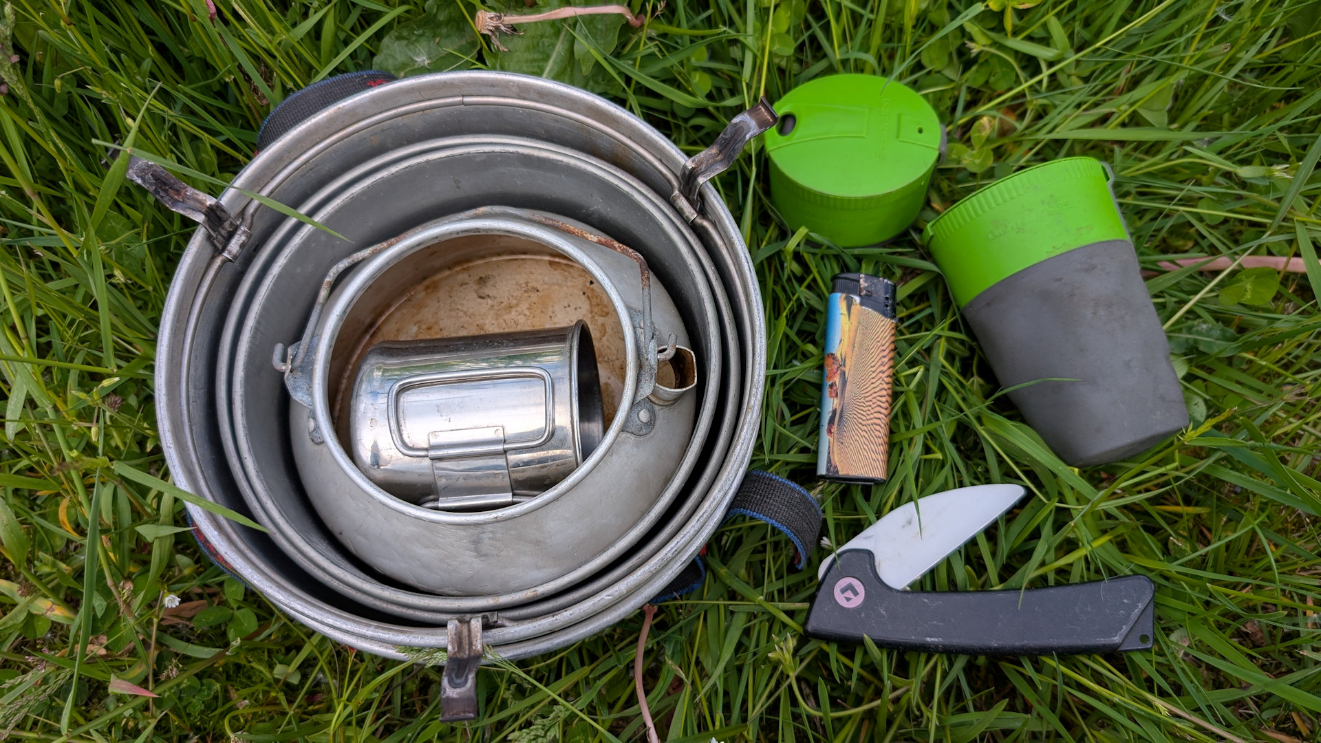 Praktisches Zubehör für den Trangia Spirituskocher: faltbare Becher und ein Keramikmesser