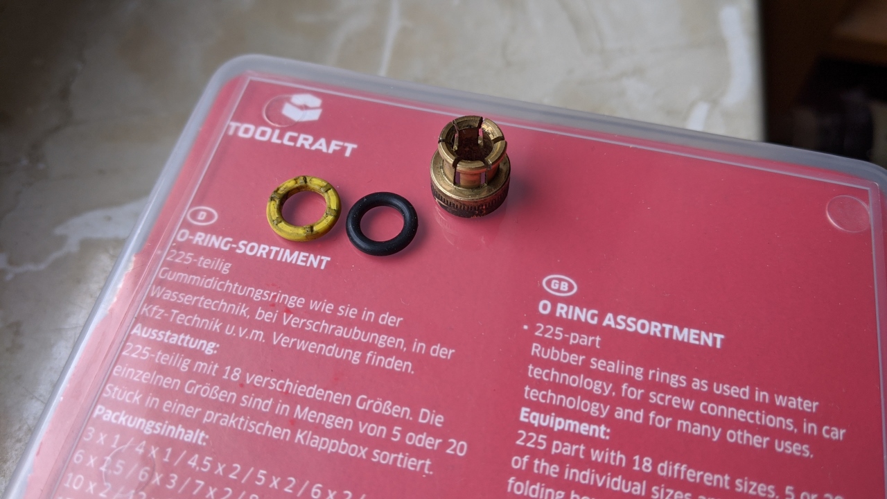 Conrad Elektronik Toolkraft O-Ring Sortiment, der verbrauchte Ring und der neue O-Ring. 