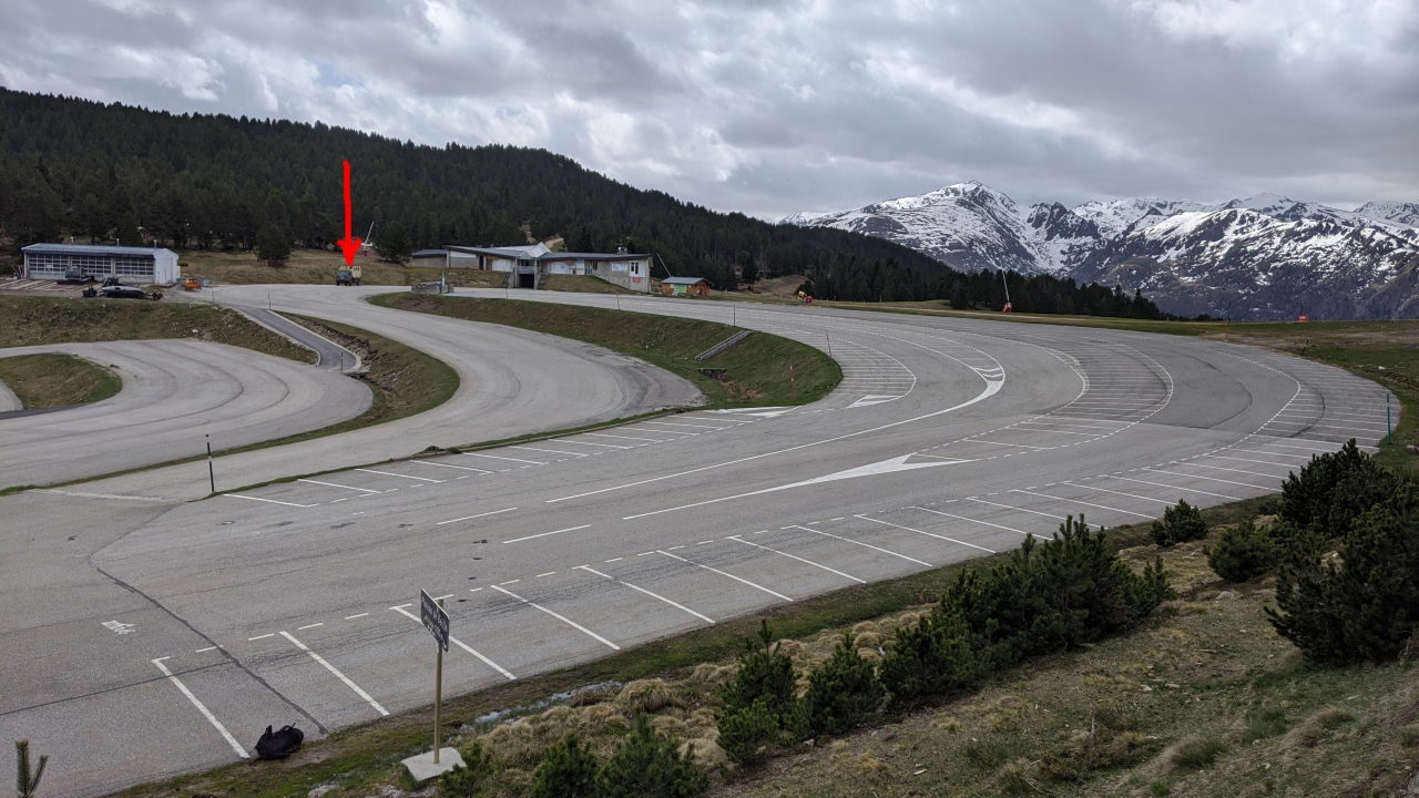 Das Plateau von Beille, als einziges Fahrzeug steht der DAF T244 Truck auf dem leeren und sehr grossen Parkplatz. 