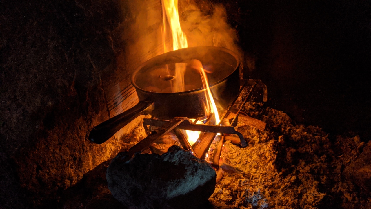Ein Topf Kartoffeln kocht auf einem Lagerfeuer in einer Schutzhütte im Aston Tal, kurz vor der Grenze zu Andorra. 