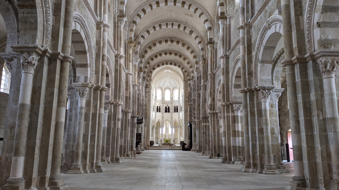 Ein Blick in die leere Kathedrale von Vézelay