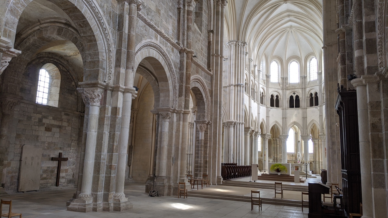 Die leere Kathedrale von Vézelay, alle Stühle bis auf drei sind weggeräumt 
