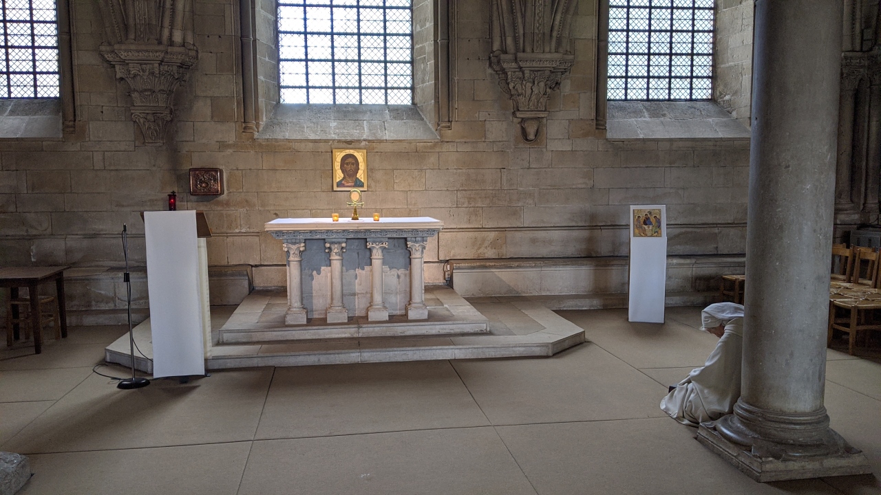 Eine sehr alte Nonne ist in der Kathedrale von Vézelay vor dem Altar eingenickt