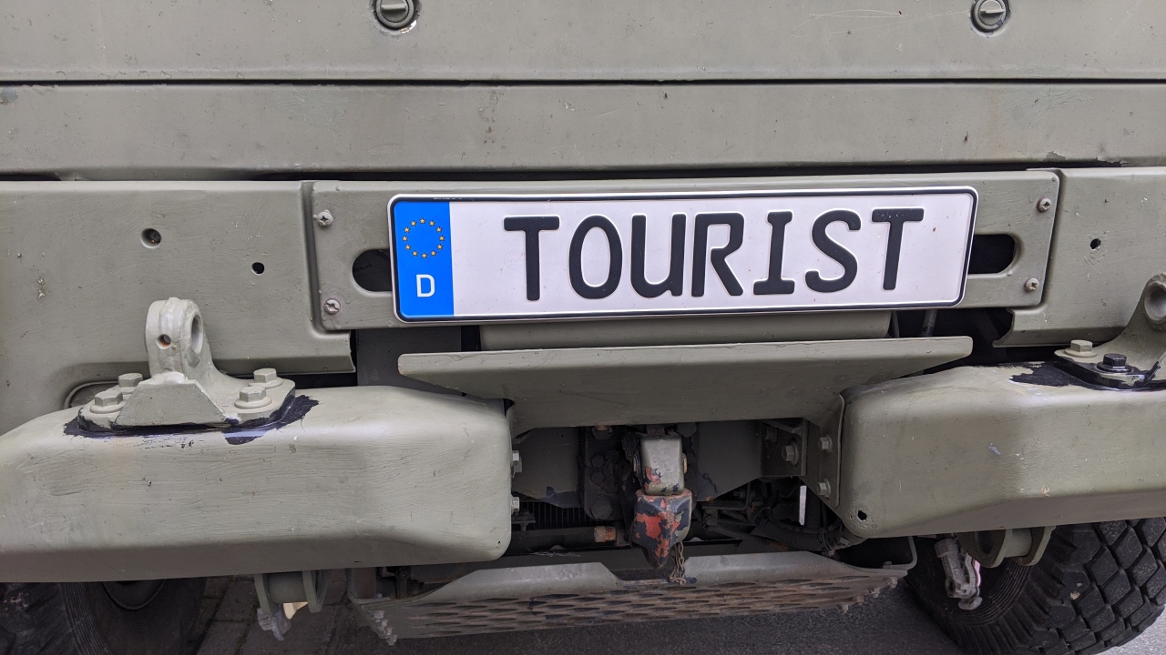 tourist schild am LKW