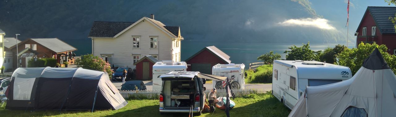 Detailaufnahme von einem Campingplatz in Norwegen am Fjord