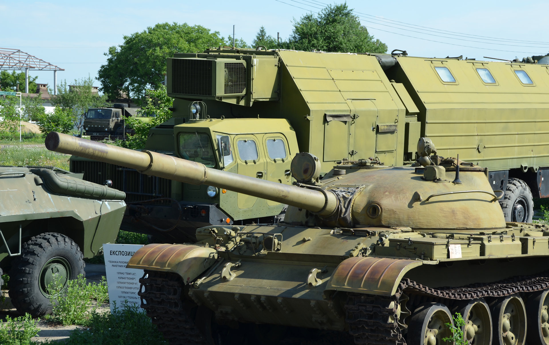 Verschiedene Militärfahrzeuge der Sowjetunion mit einem T-62 im Vordergrund 