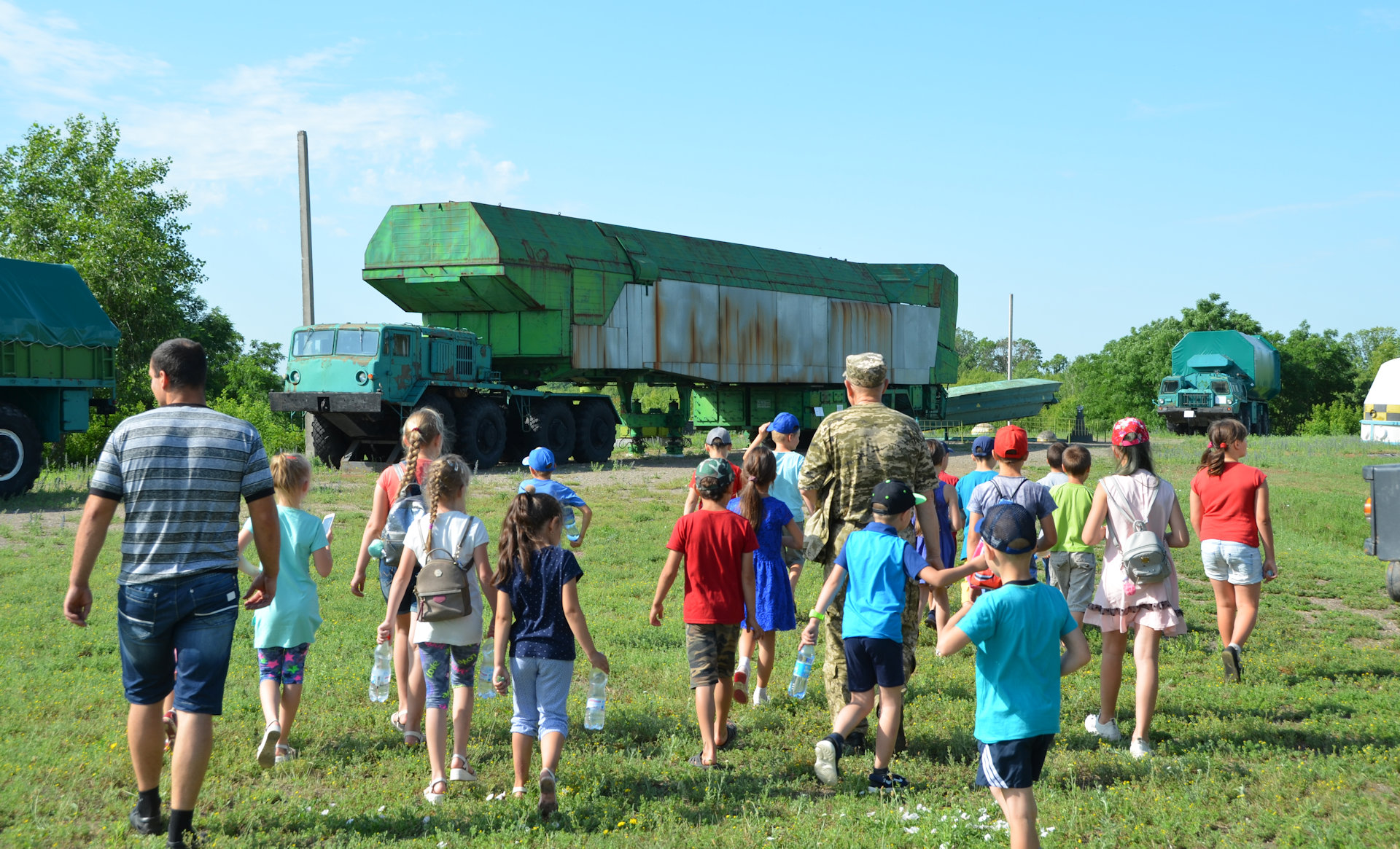 Gruppe Besucher im Atomraketen Museum Pobuzke, Umraine. 