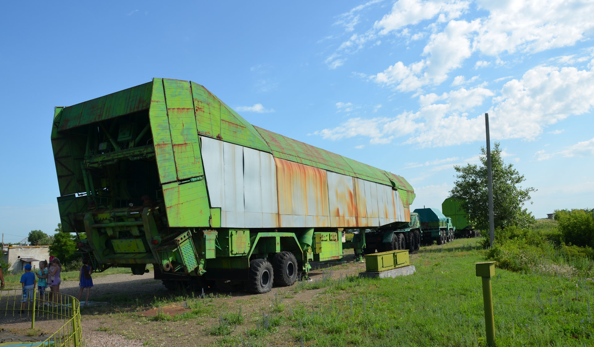 Mehrachsiges Transport Fahrzeug für Atomraketen sowjetischer Bauart 