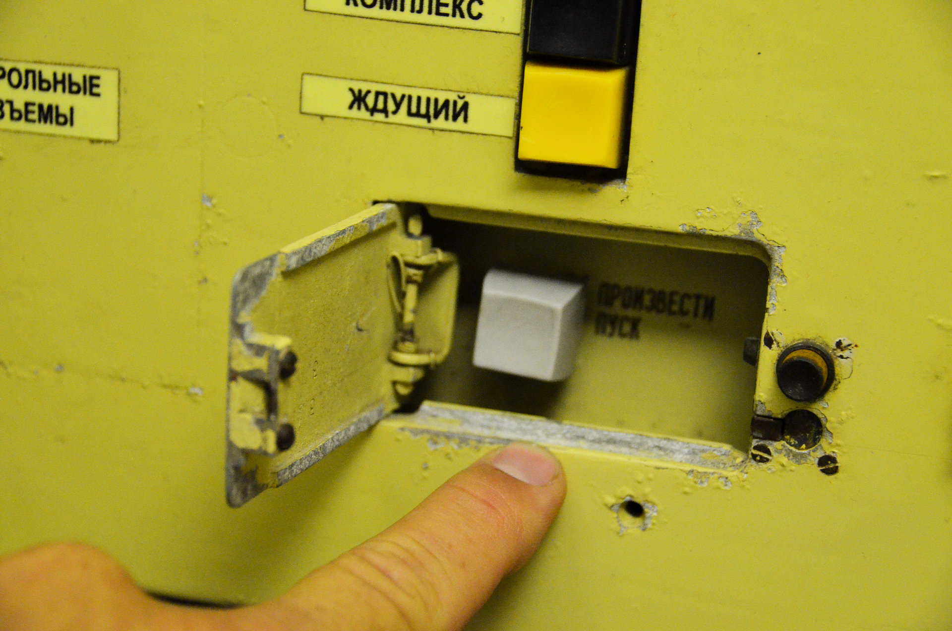 Russisch beschrifteter Startknopf für Atomrakete