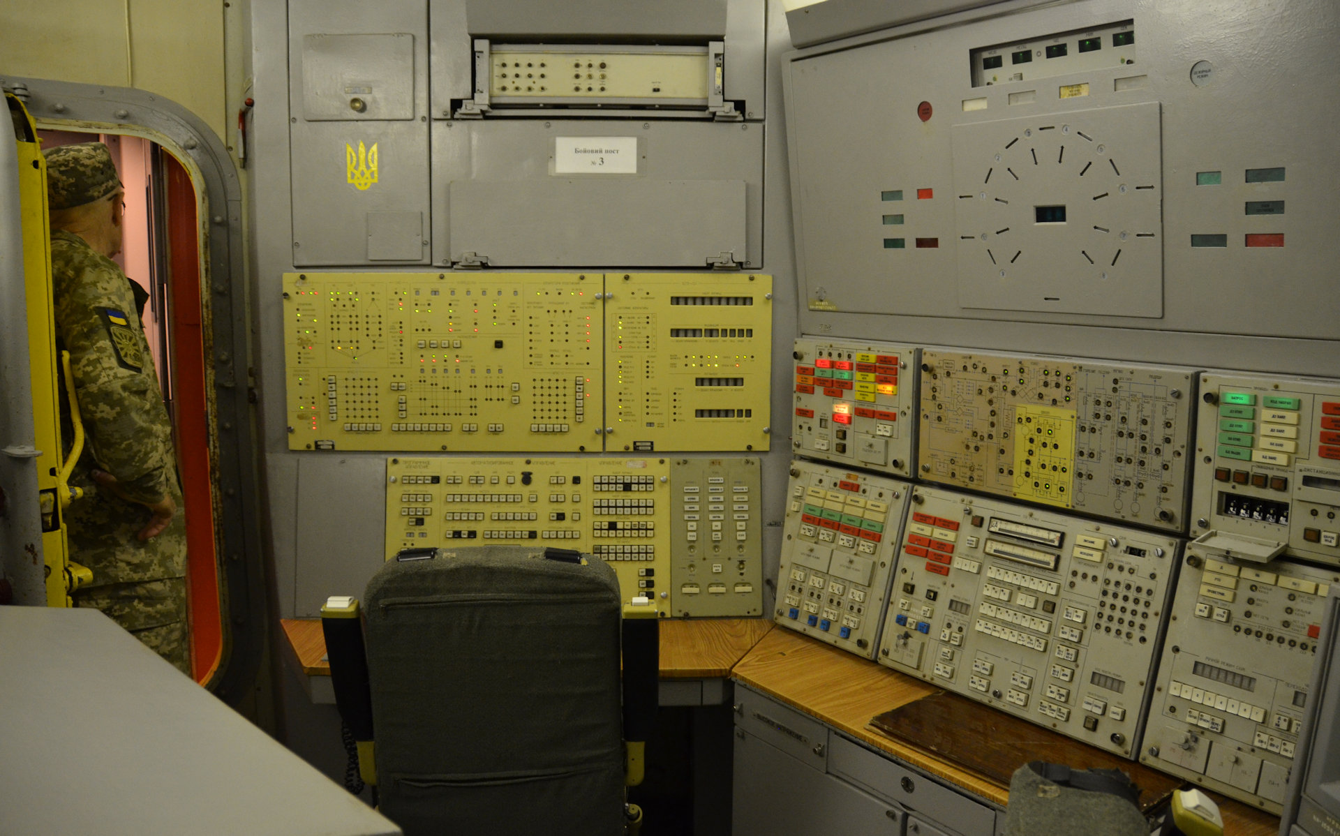 Betriebsbereite Kommandozentrale im unterirdischen Teil vom Raketenmuseum Pobuzke