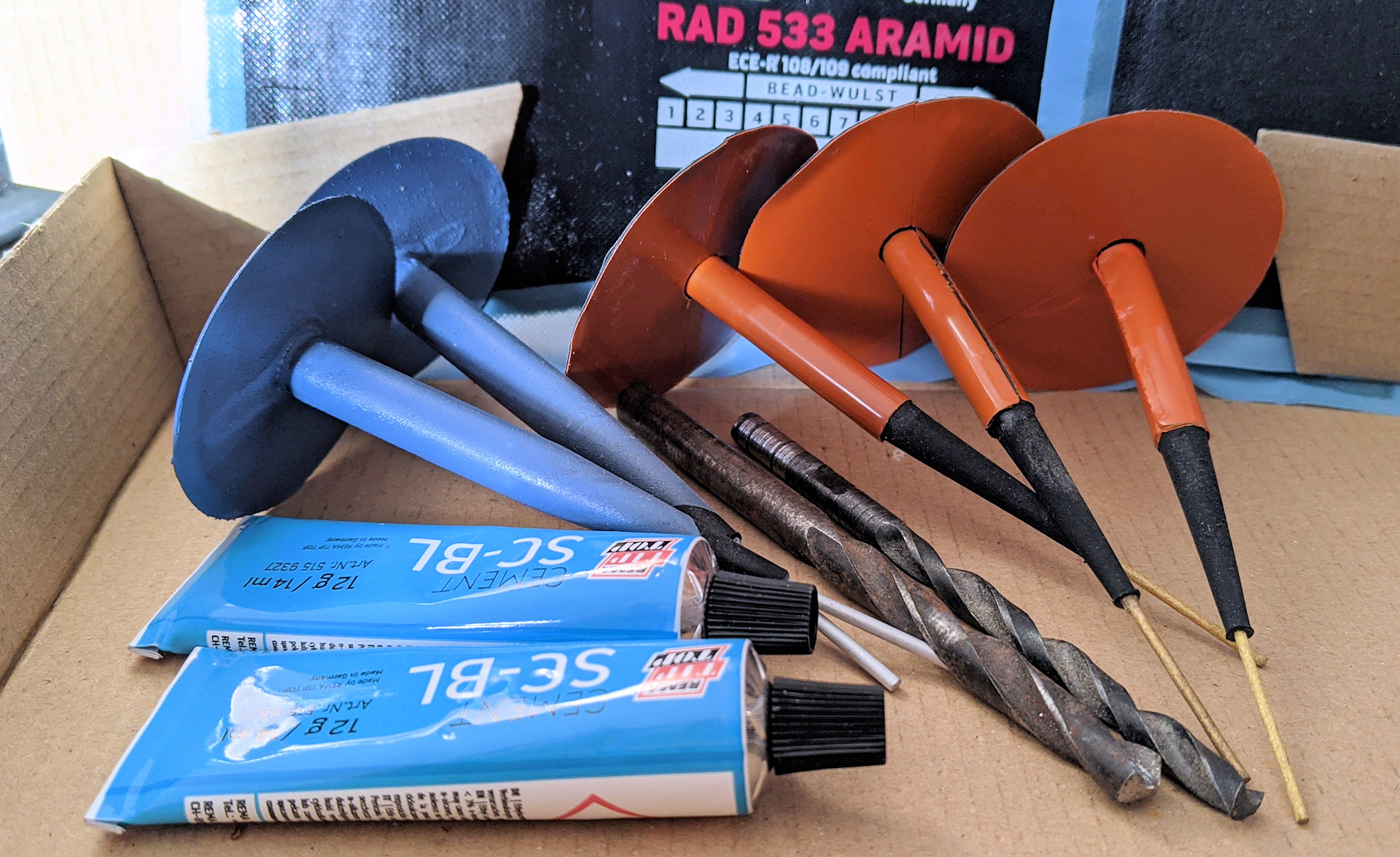 Fünf Reifen Reparatur Pilze und zwei Tuben SC-BL Gummi Kleber 