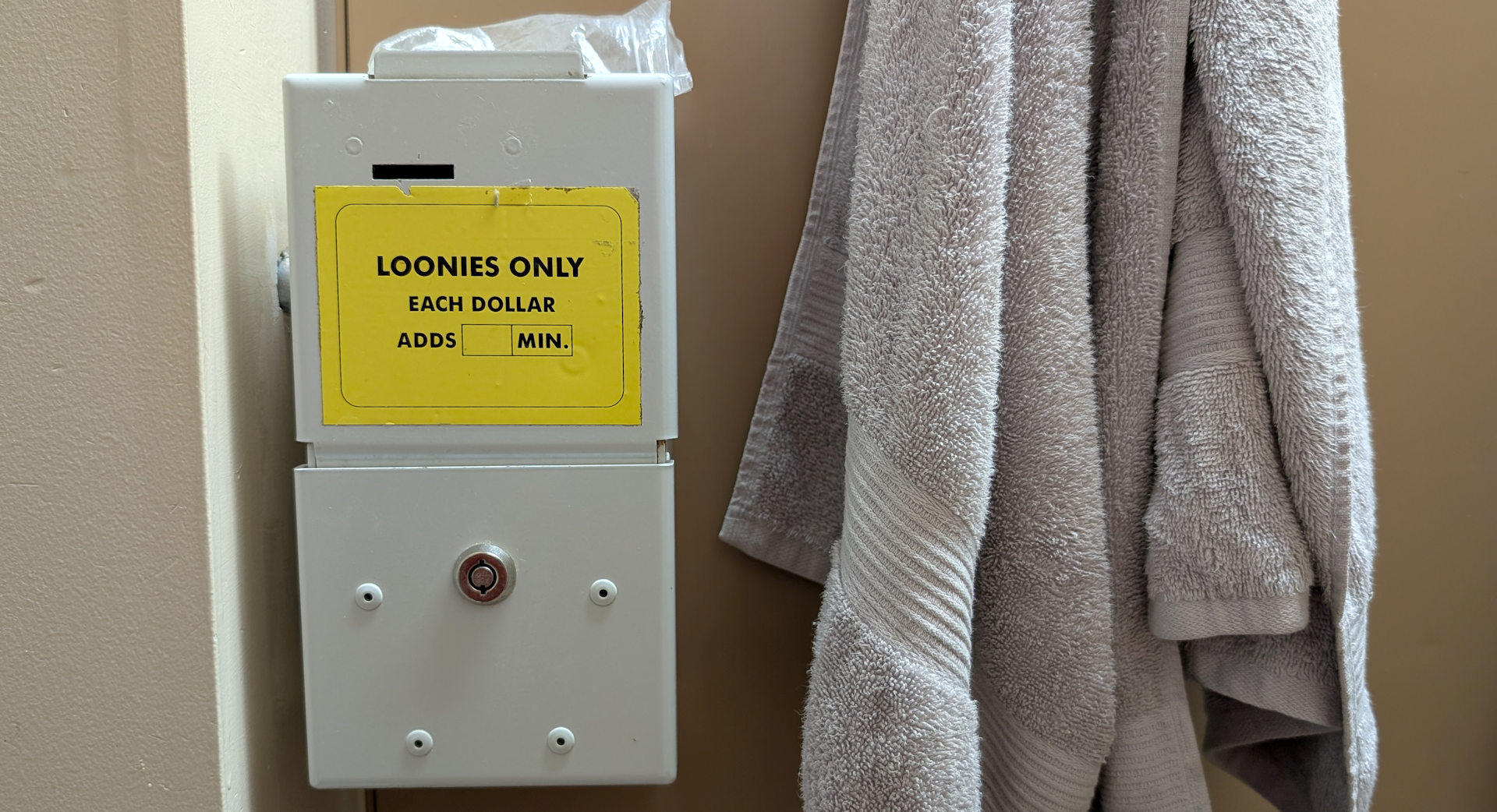 $1.00 Dusch Automat mit Schlitz in Kanada