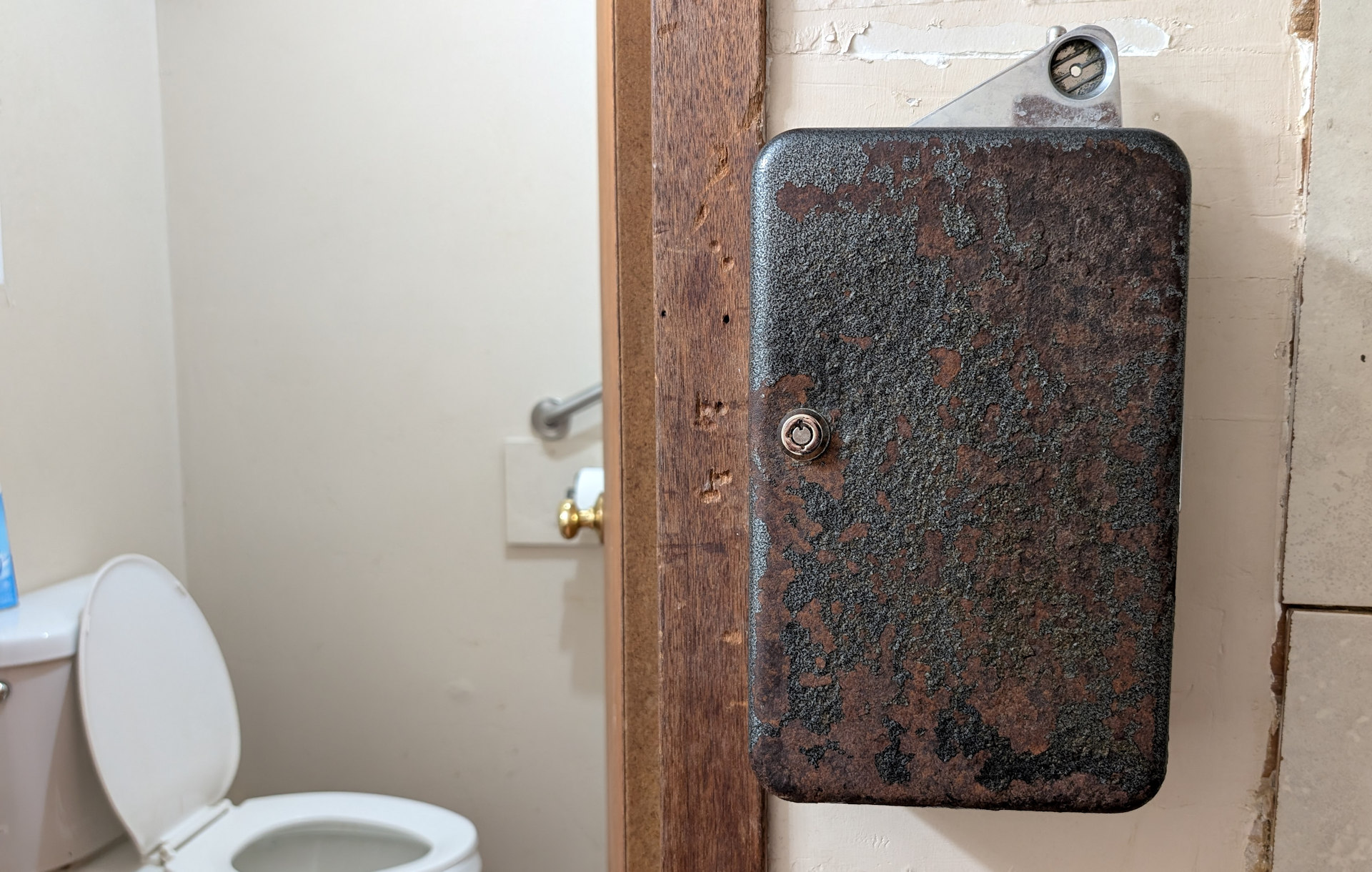 Verrosteter Dusch Automat für US Quarter 25 cent Münzen 