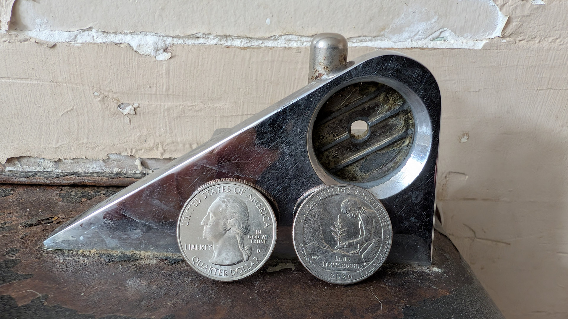 Einwurfschlitz eines Duschautomaten für US Quarter mit zwei silbernen 25 cent Münzen. 