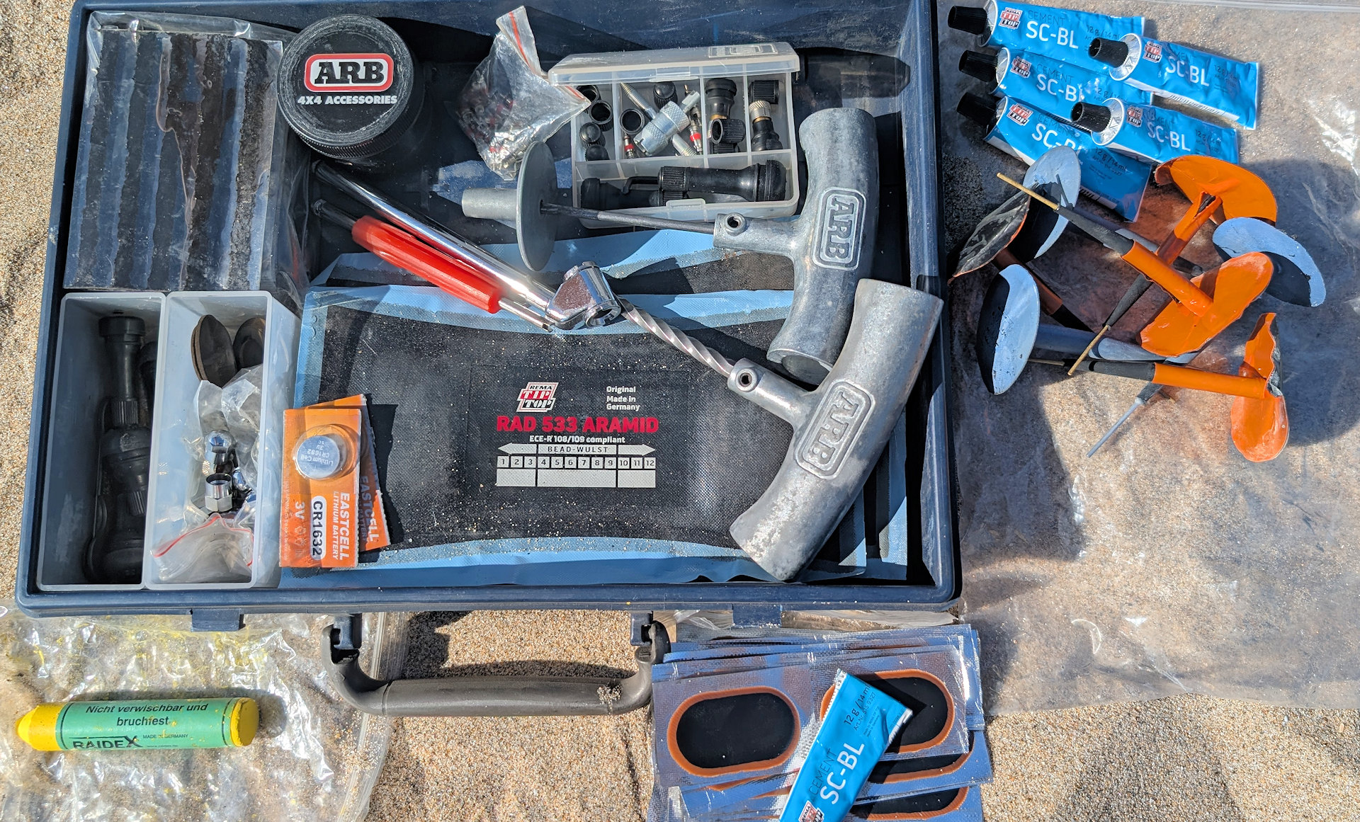 Reifen Reparatur Set mit Klebstoff, Reifen Pflastern und Flicken in einem Raaco Assorter