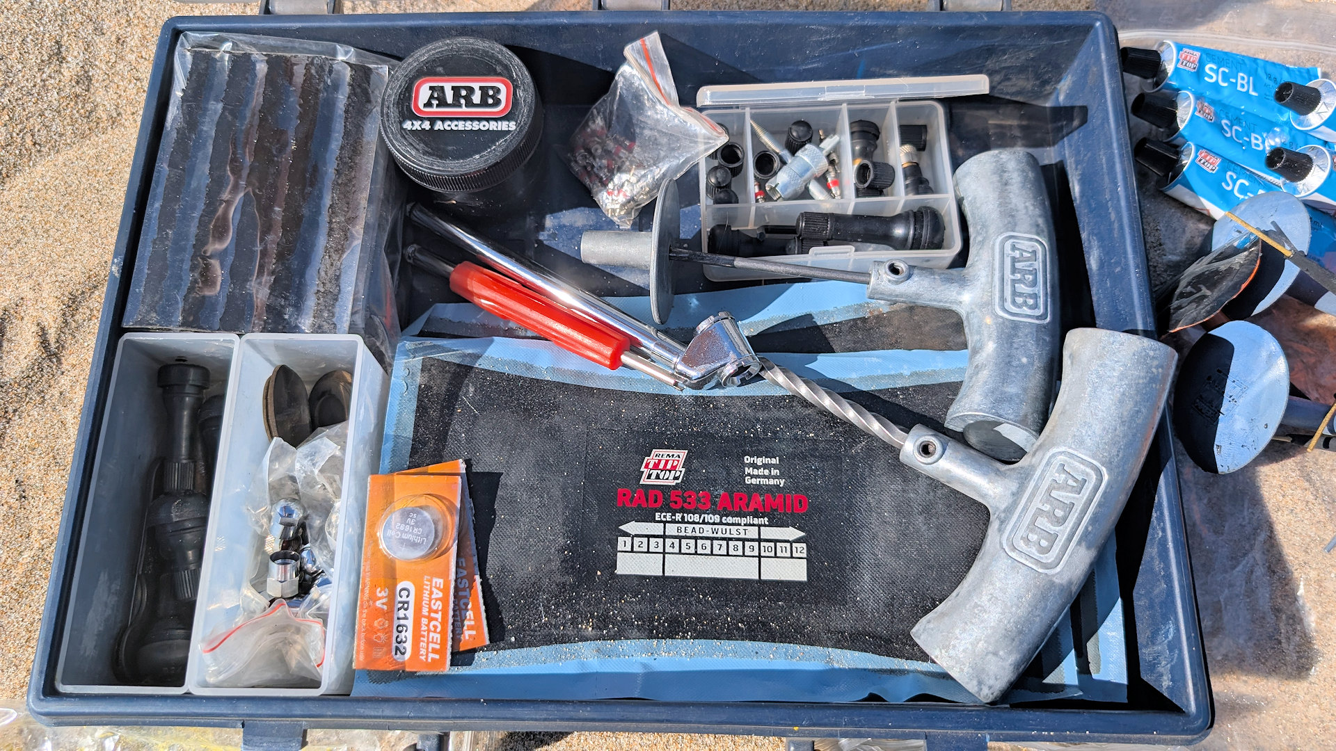 Selbst zusammen gestelltes PKW und LKW Reifen Reparatur Set mit Gummiklebstoff Reparaturkörpern und Reifen Flicken