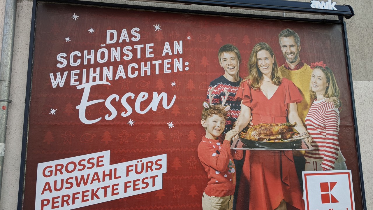 Kaufland Werbung zur Weihnachtszeit mit Vorzeigefamilie und Gänsebraten