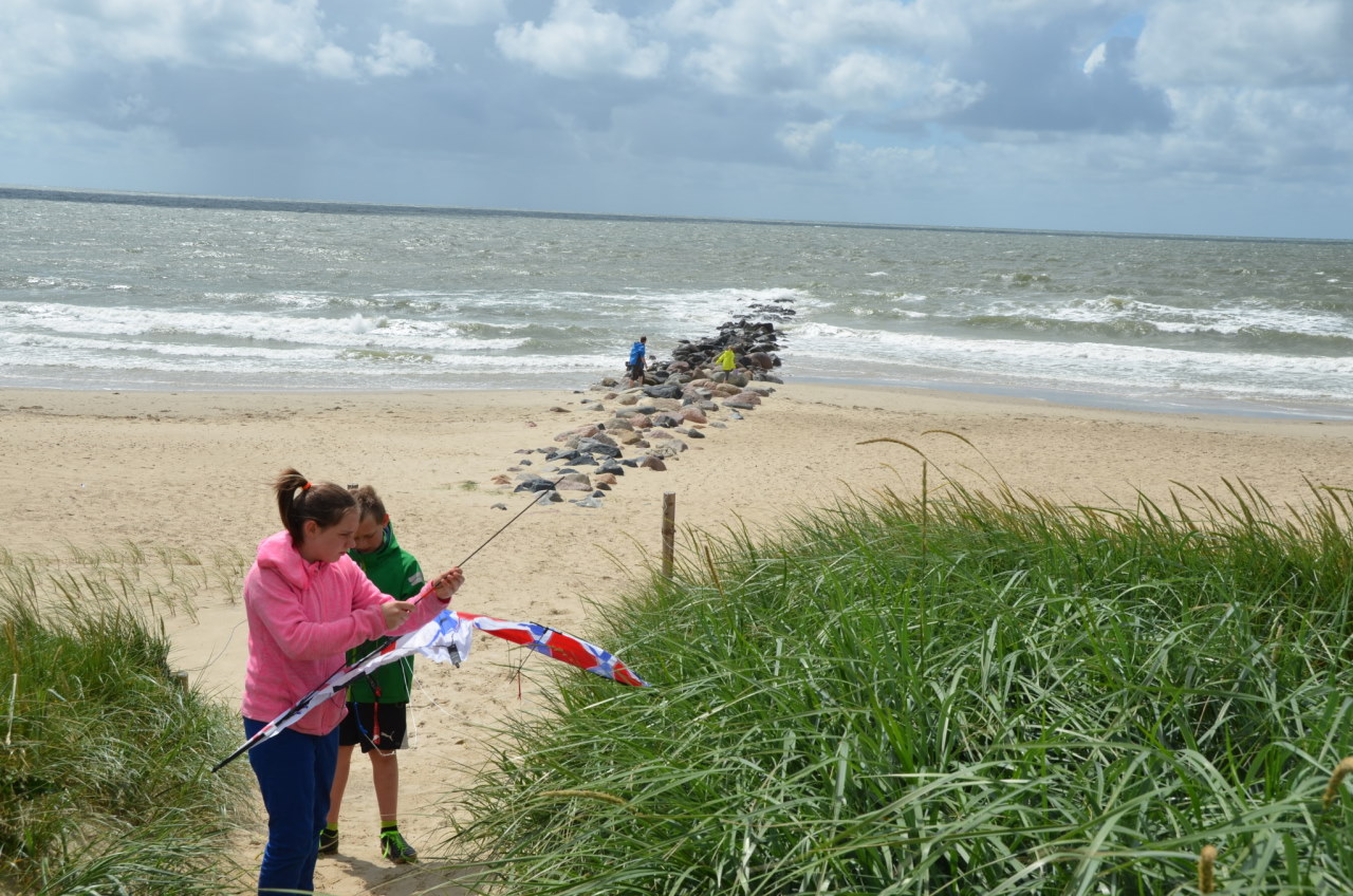 Zwei Kinder mit Drachen am Strand von Dänemark 