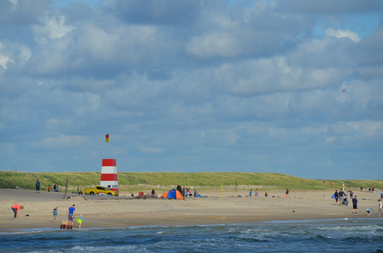 Strandbild Dänemark mit rot weissen Turm, Meer und Dünen 