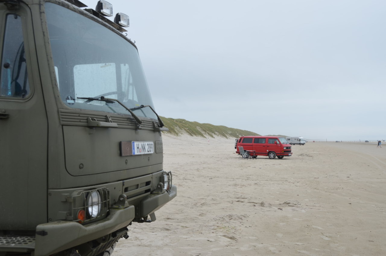 DAF T244 LKE parkt am Strand von Vejers, im Hintergrund ein roter VW Bulli 