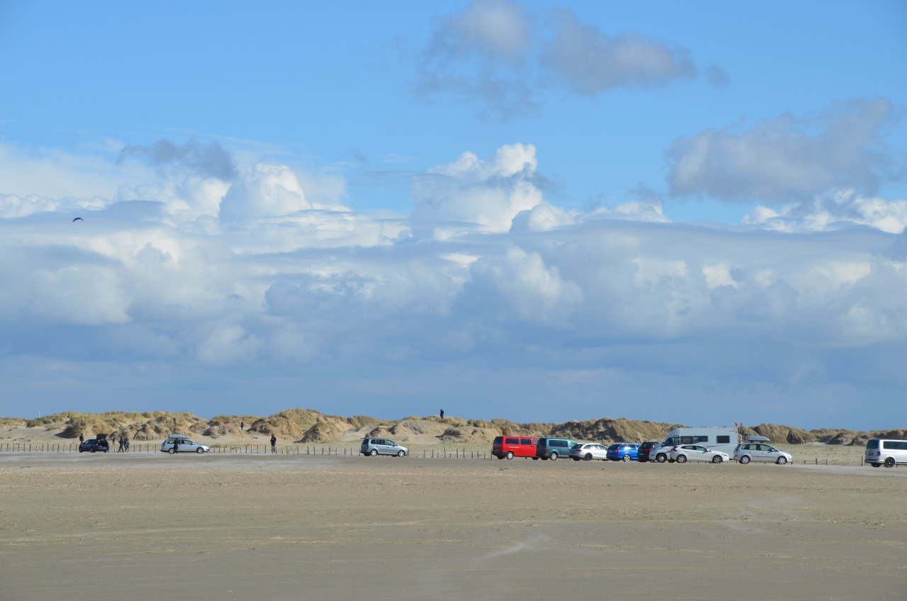 Autostrand in Dänemark mit vielen Fahrzeugen 