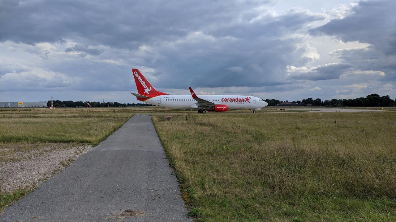 Ein grosses Flugzeug auf dem Flugfeld von Hannover Langenhagen. Es ist mit corendon beschriftet, was zunächst an Corona denken läßt