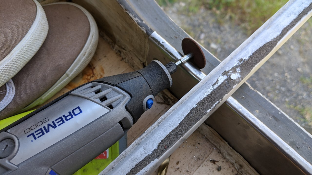 Dremel kürzt Alu Nieten einer in einer  Alu Leiste