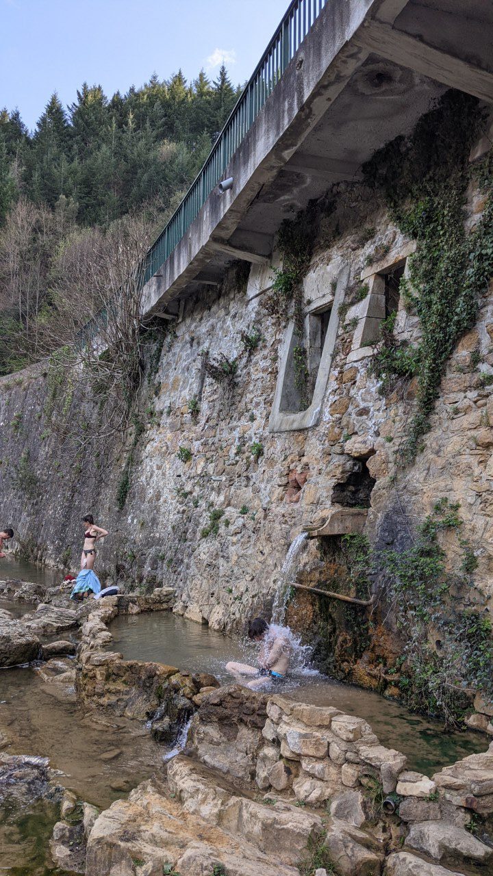 Heisse Quelle Rennes-les-Bains, Bains Doux, ein Mann badet in der römischen Quelle 