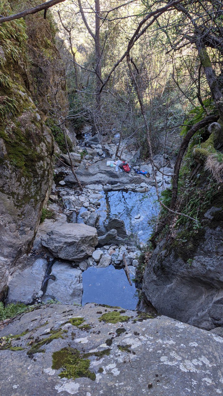 Blick von oben auf die schwer zugängliche Thermal Grotte von Thues-les-Bains