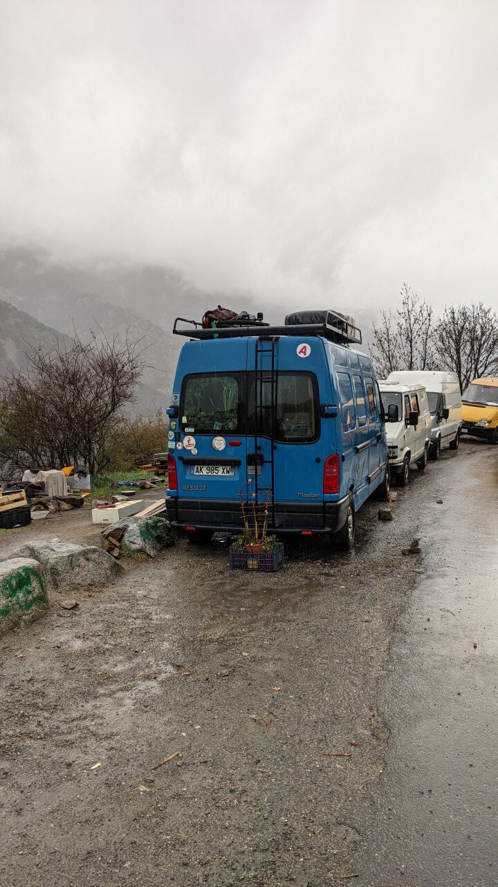 Wildes Auto Camping in der Nähe der Quelle von Fontpedrouse mit Abfällen am Strassenrand an der Strasse D28