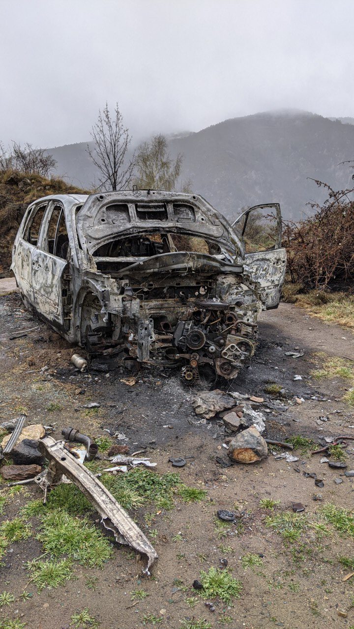 Ausgebranntes Auto Wrack in der Nähe der Quelle von Fontpedrouse an der Strasse D28