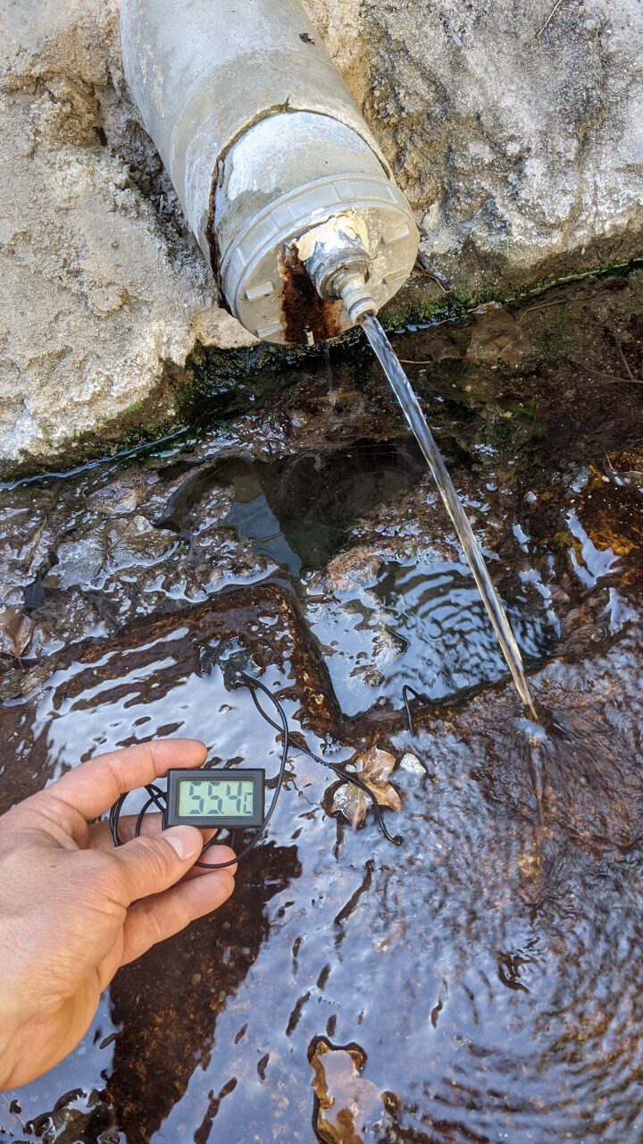 Kleine heisse Quelle vor dem Thermalbad von Saint Thomas mit 55 Grad