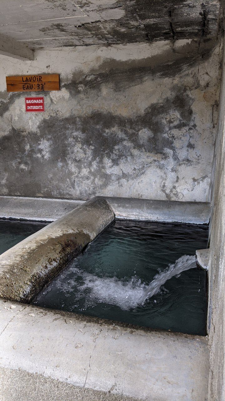 Becken mit 31 Grad heissem Wasser  in Llo 