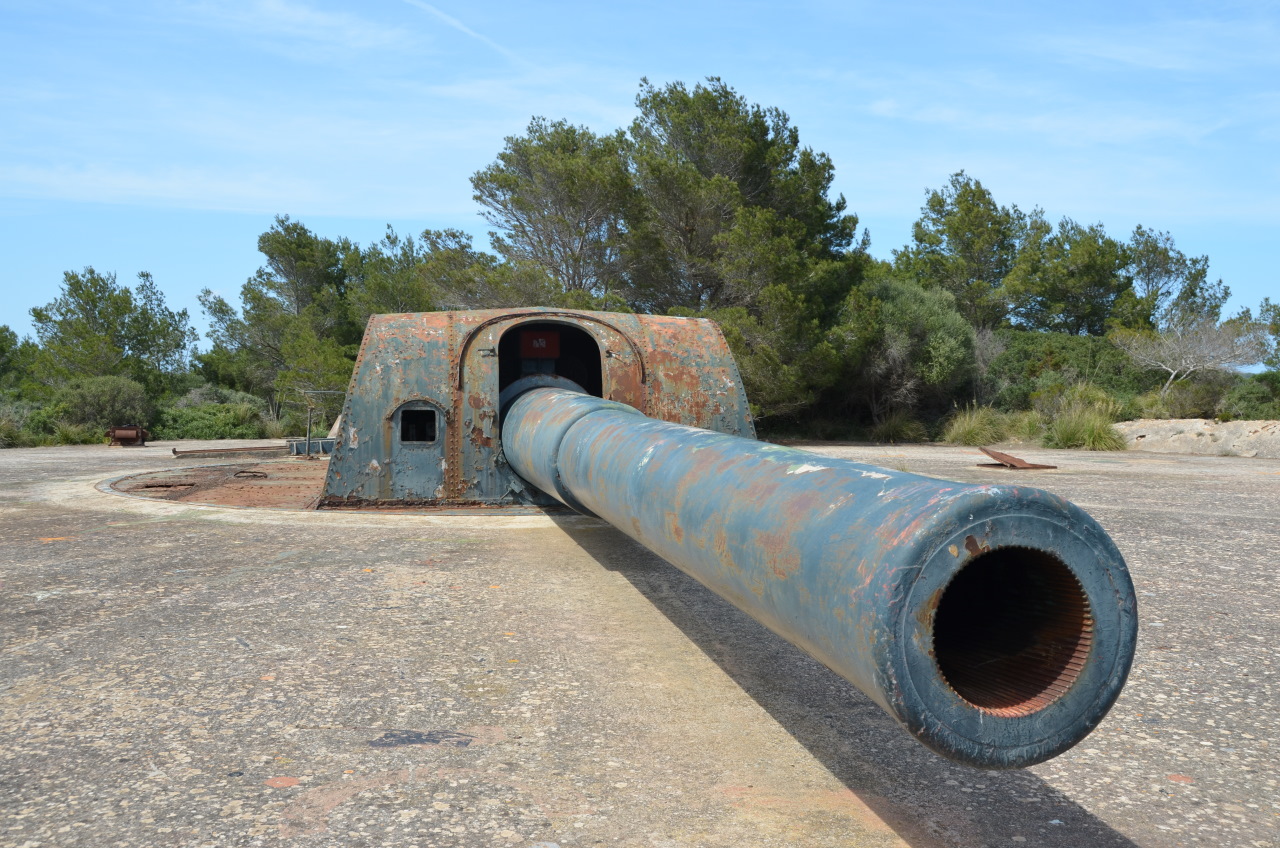 Vickers Kanone in Llucalari Blick auf das Kanonenrohr
