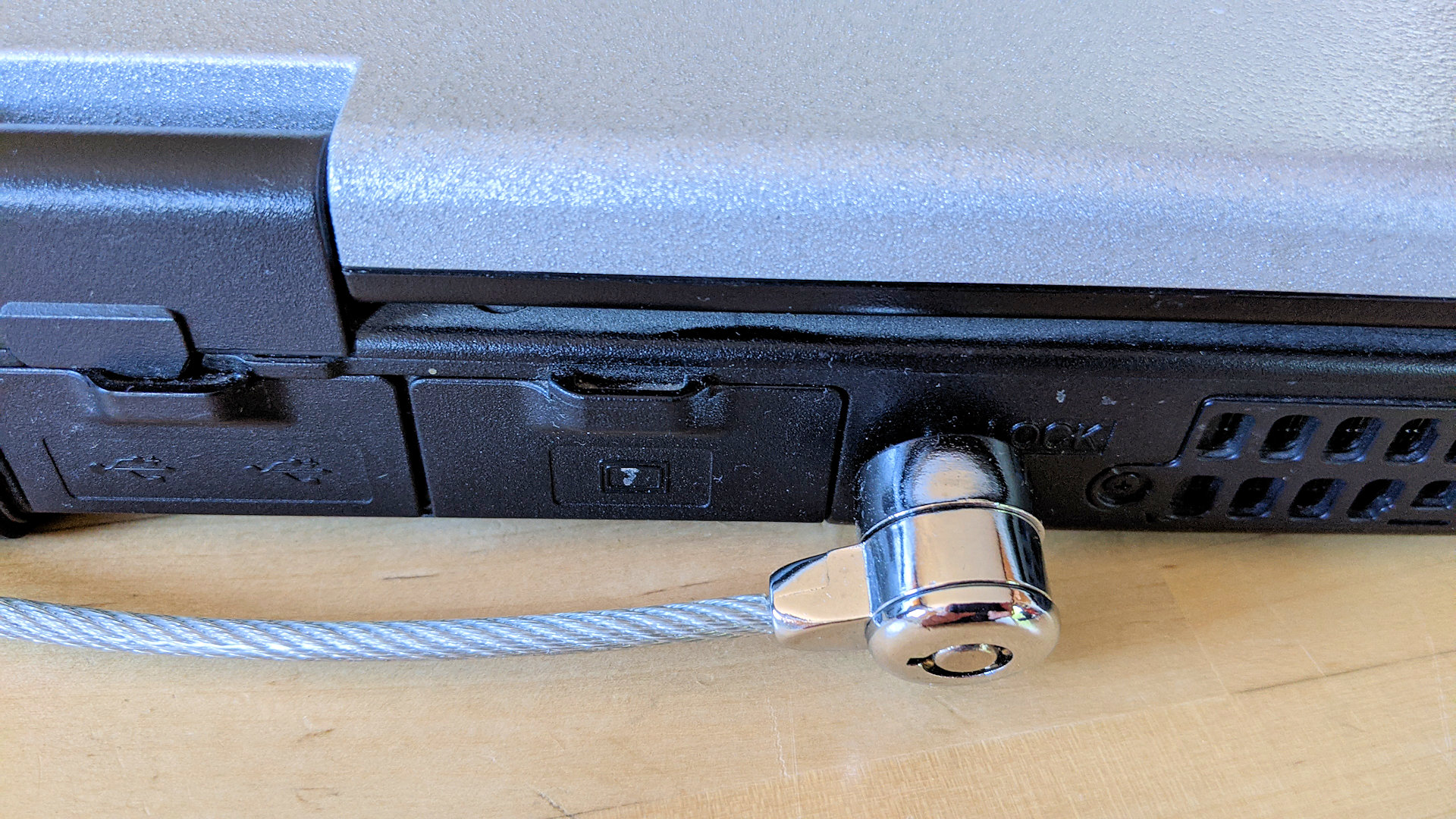 Das Bild zeigt ein Notebook, was mit einem speziell dafür geeigneten Kensington Schloss gegen Diebstahl gesichert wurde