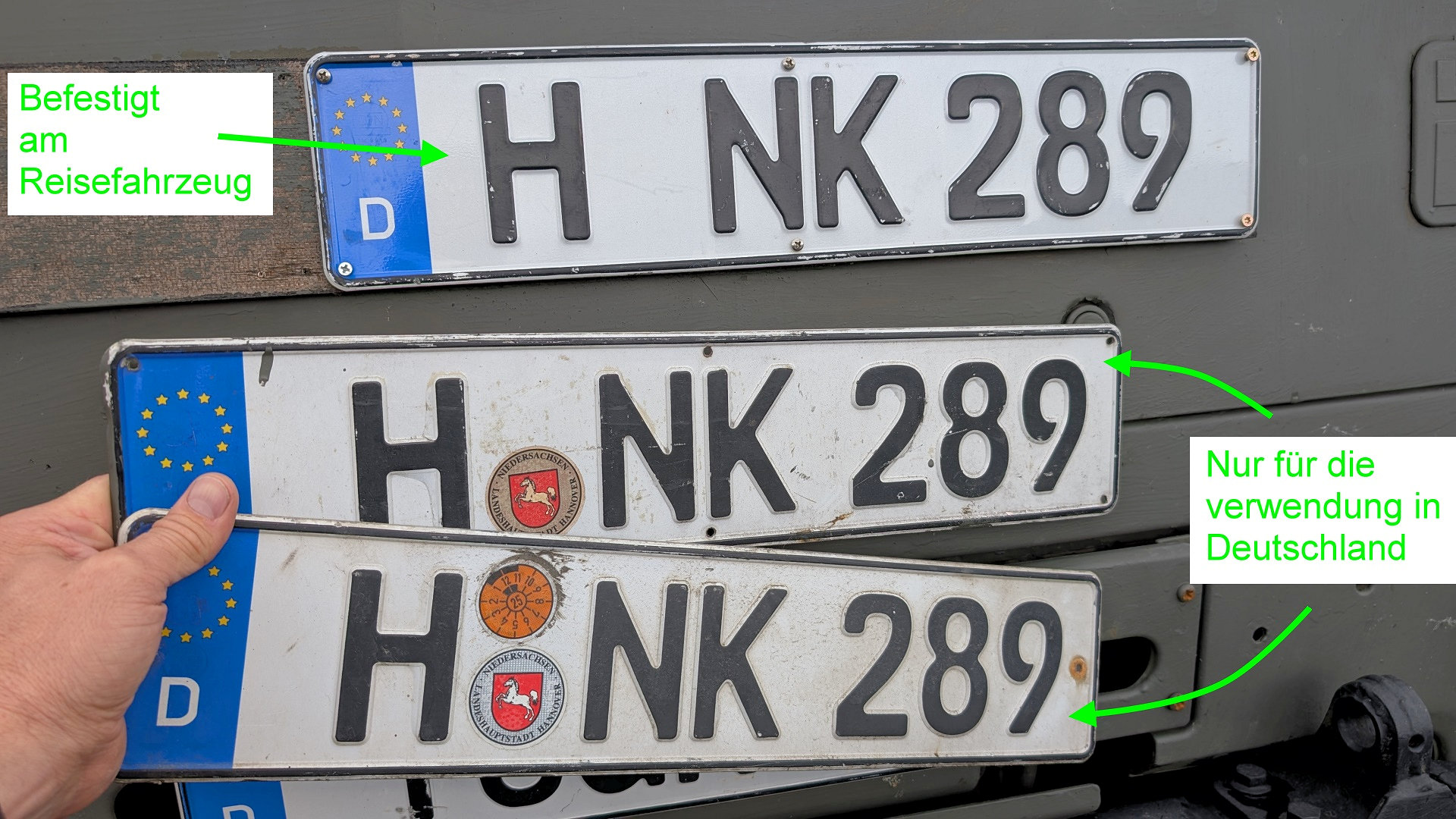 Ein deutsches Nummernschild ohne Tüv Aufkleber und Landessiegel neben zwei Nummernschildern mit offiziellen Aufklebern aus Deutschland