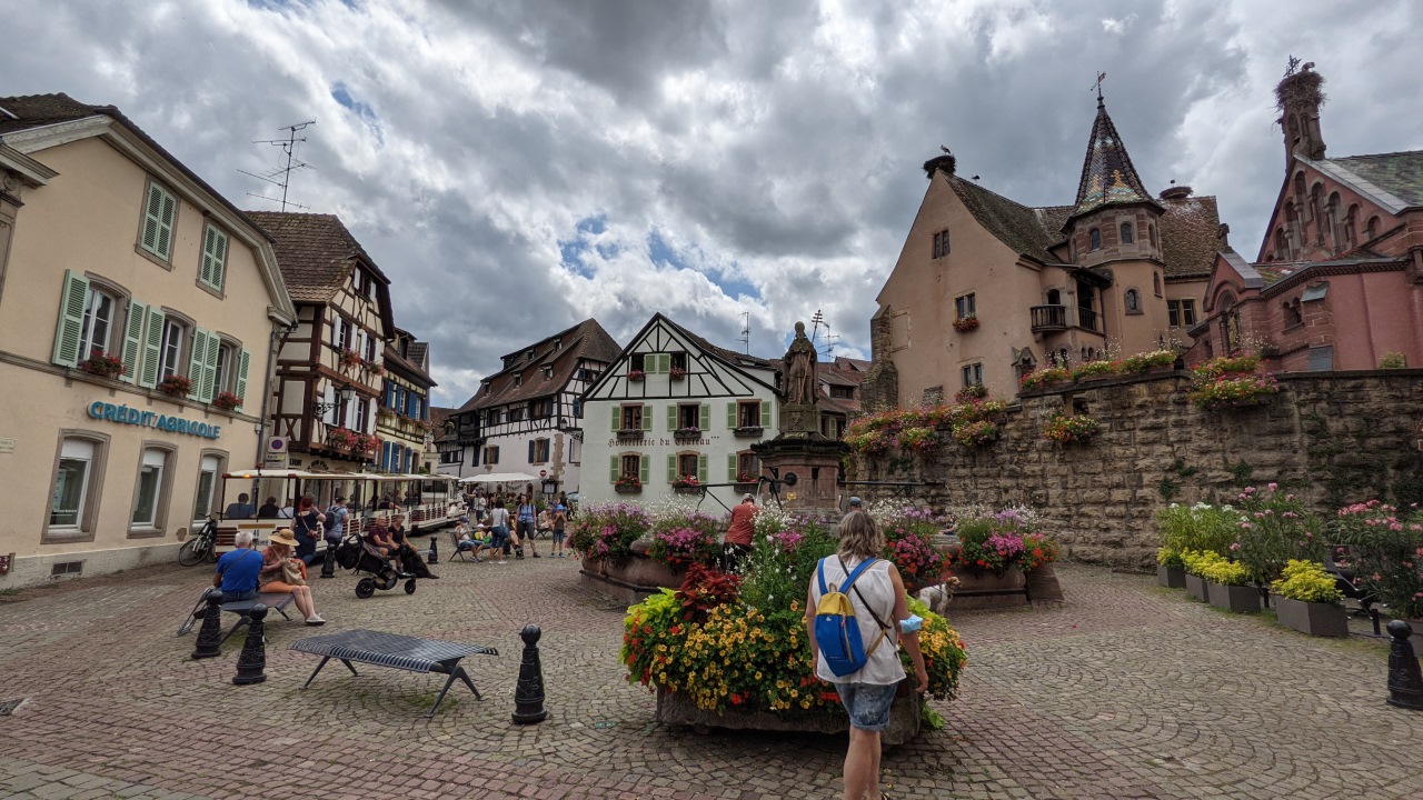 Dorfplatz mit Brunnen und Kirche in Eguisheim