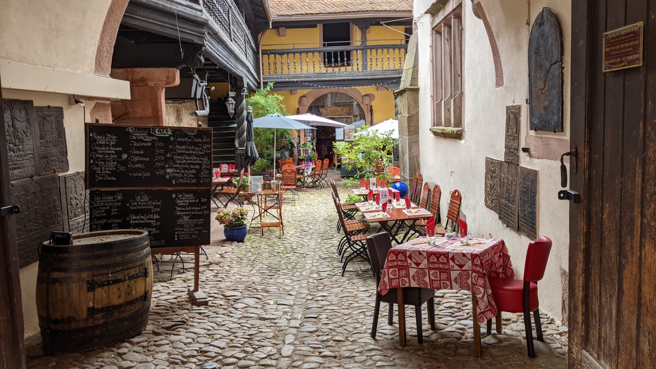 Ein gemütlicher Innenhof in Eguisheim der als Restaurant verwendet wird