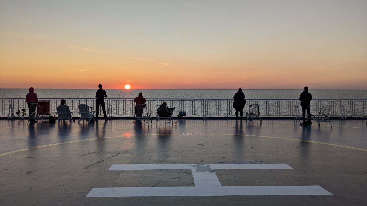 Sonnen Untergang auf dem Sonnendeck der Finmaid auf dem Weg nach Helsinki