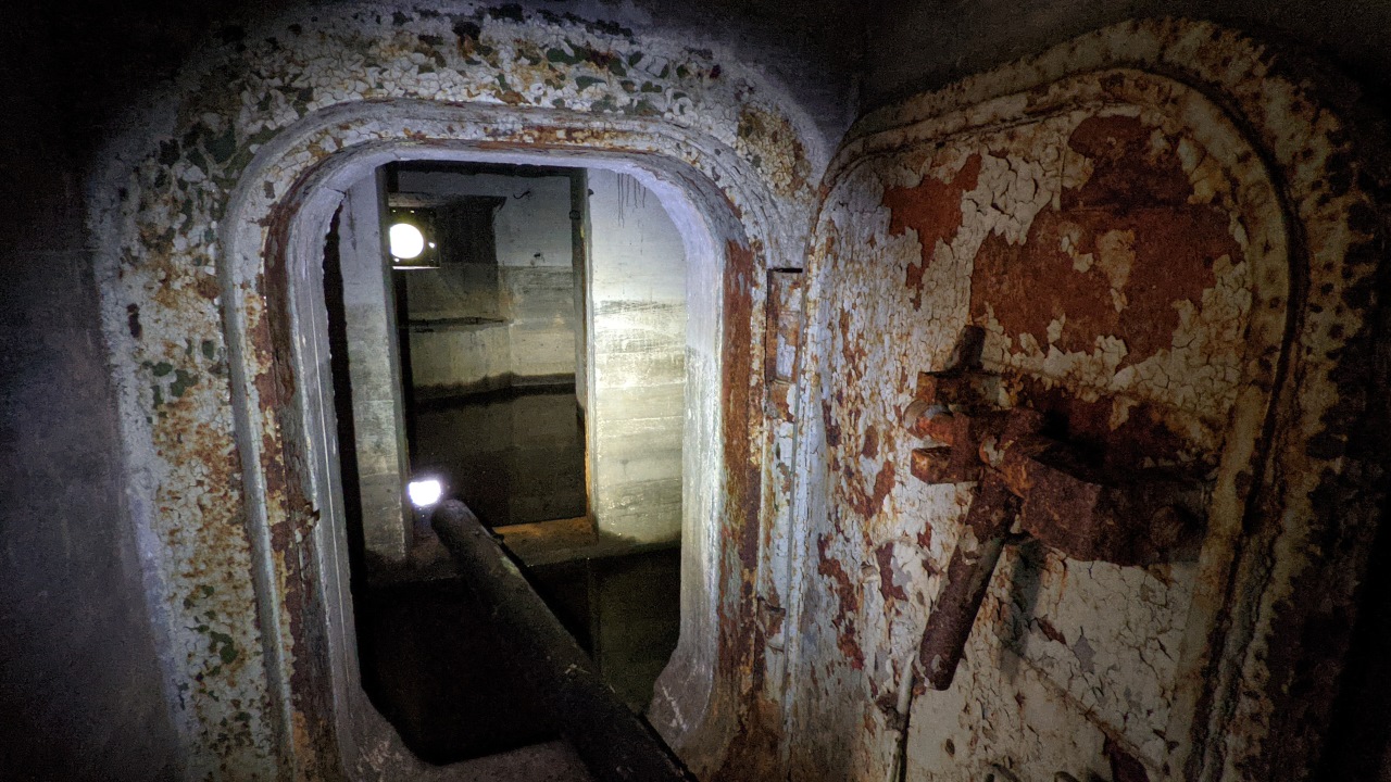 Unter Wasser stehender Bunker der Salpa Linie Finnland mit Blick in den Innenraum und verrosteter Tür