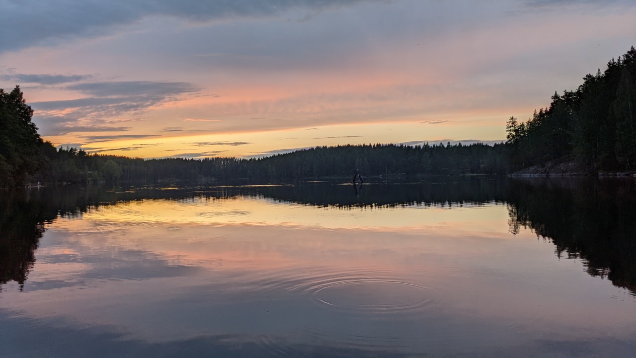 Nächtlicher stiller See in Finnland