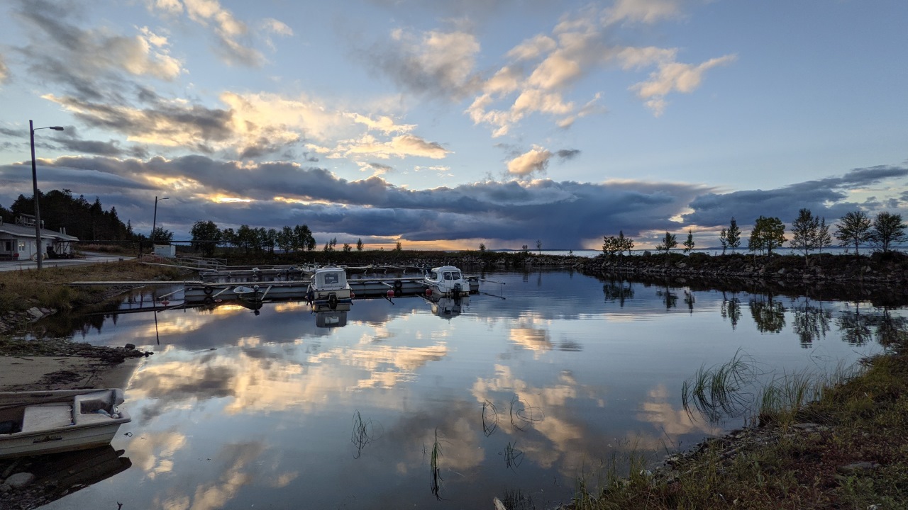 Hafen mit kleinen Freizeitbooten von Flokka in Finnland Wolken spiegeln sich im Hafenbecken