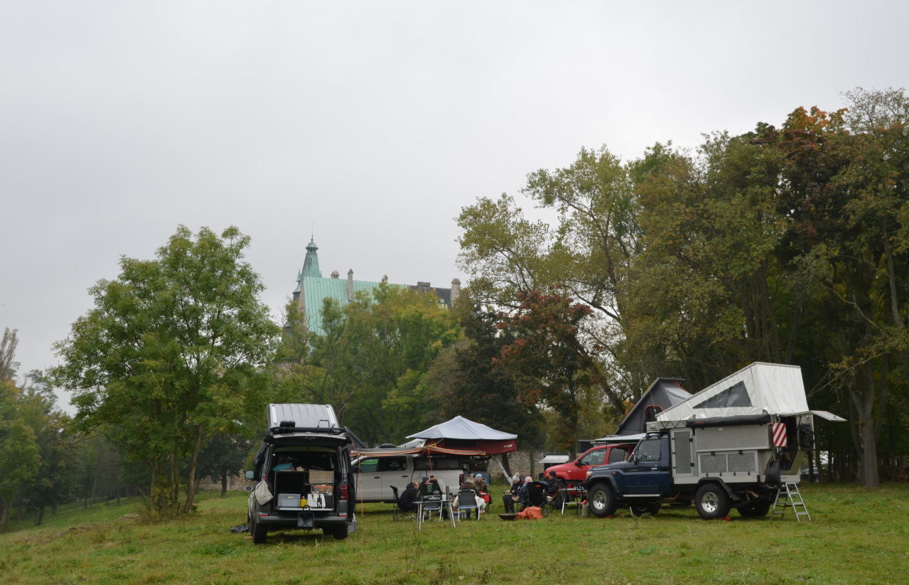 Campingfahrzeuge auf der OTTO Touristik Messe vor der Burg Ohrdruf