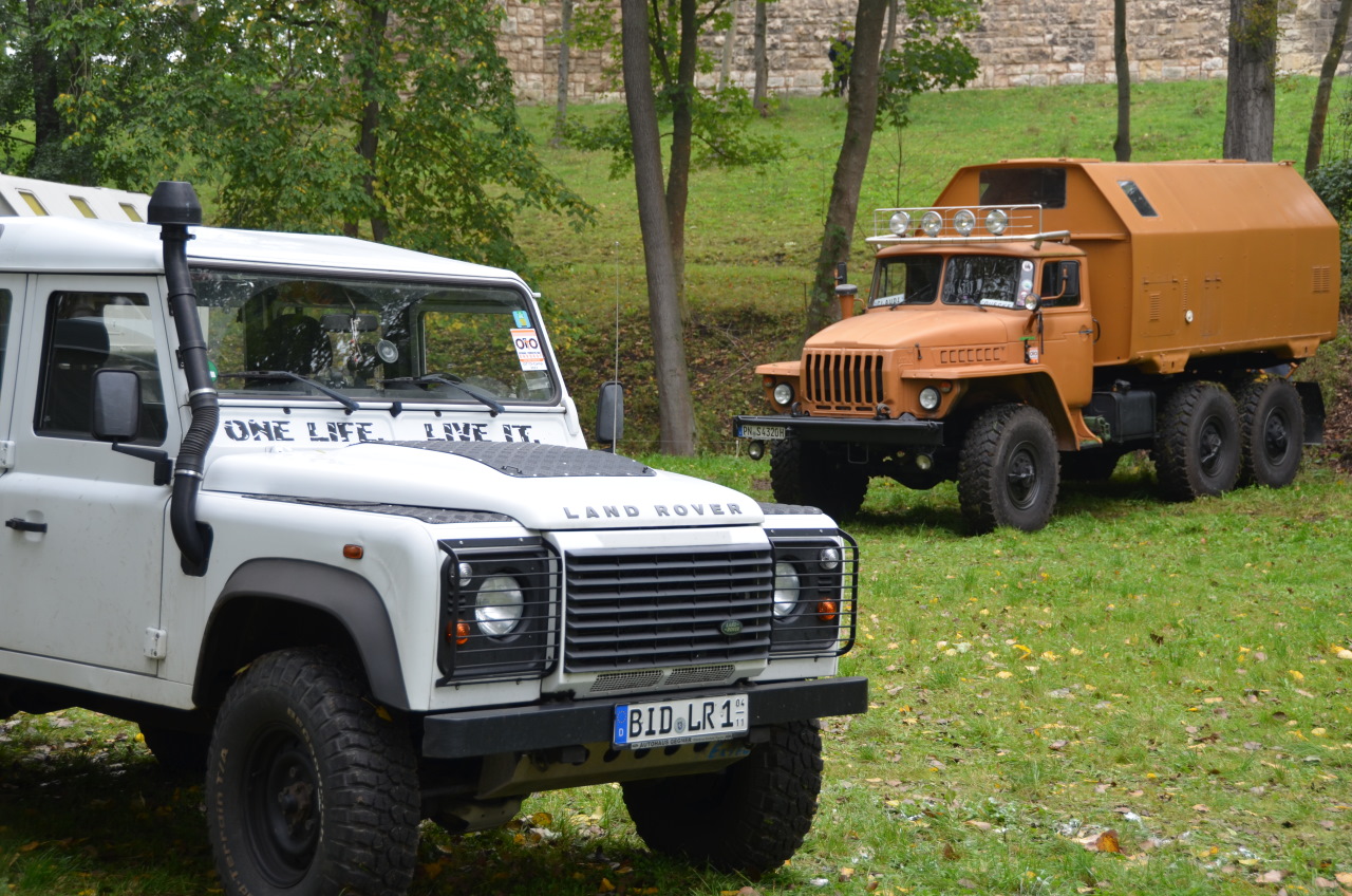 Landrover Defender und Ural dreiachsiger Gelände LKW