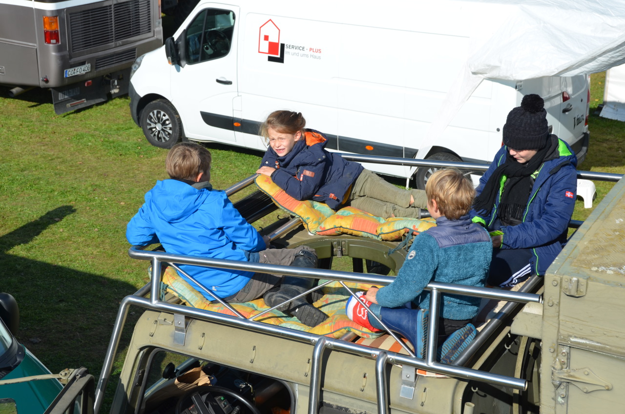 Vier Kinder auf dem Dach vom DAF T244 Führerhaus